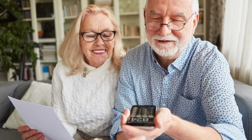 couple-de-seniors-faisant-des-calculs-de-budget