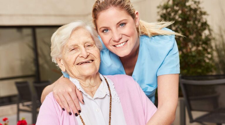 Une-personne-agee-entoure-par-une-animatrice-de-residence