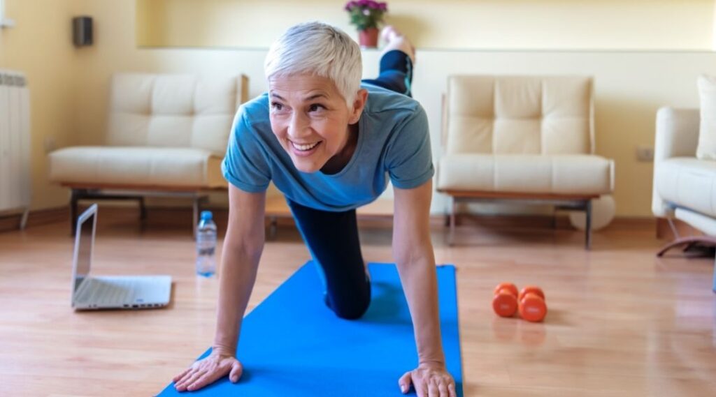 Pratique gym douce senior au sol